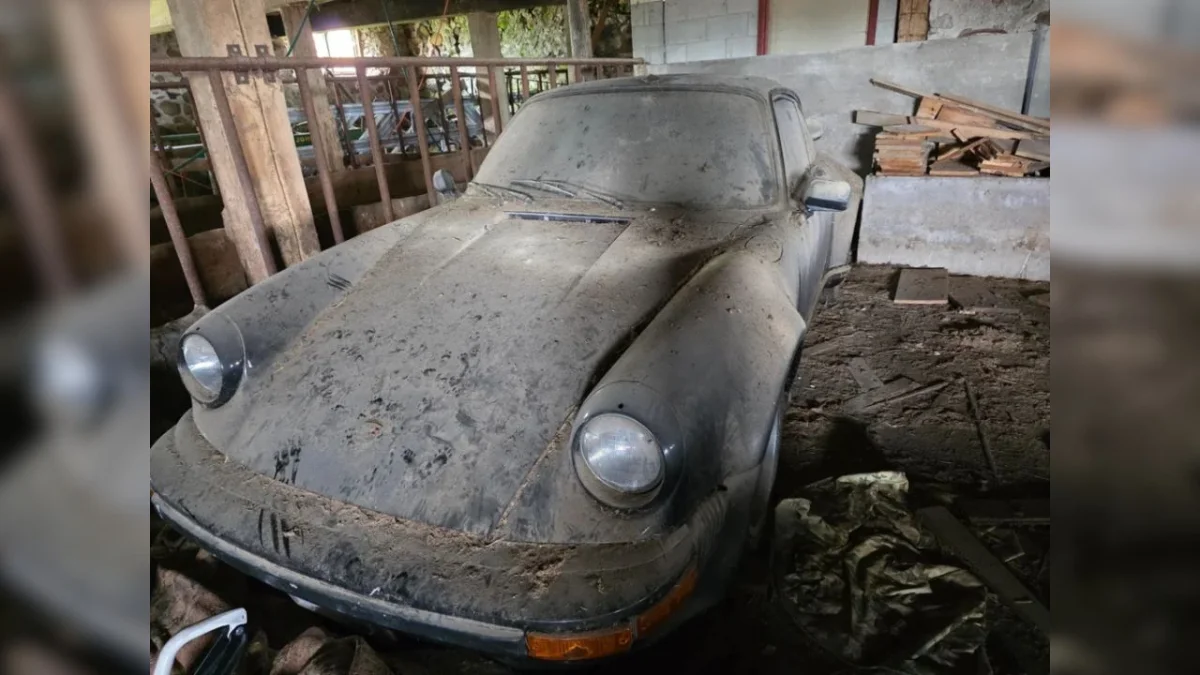 Il ouvre une grange et tombe sur ce qui ressemble à une Porsche 930 Turbo oubliée depuis 30 ans