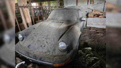 Il ouvre une grange et tombe sur ce qui ressemble à une Porsche 930 Turbo oubliée depuis 30 ans