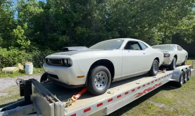 Dodge Challenger Drag Pak : deux exemplaires neufs encore protégés par des plastiques découverts dans un entrepôt