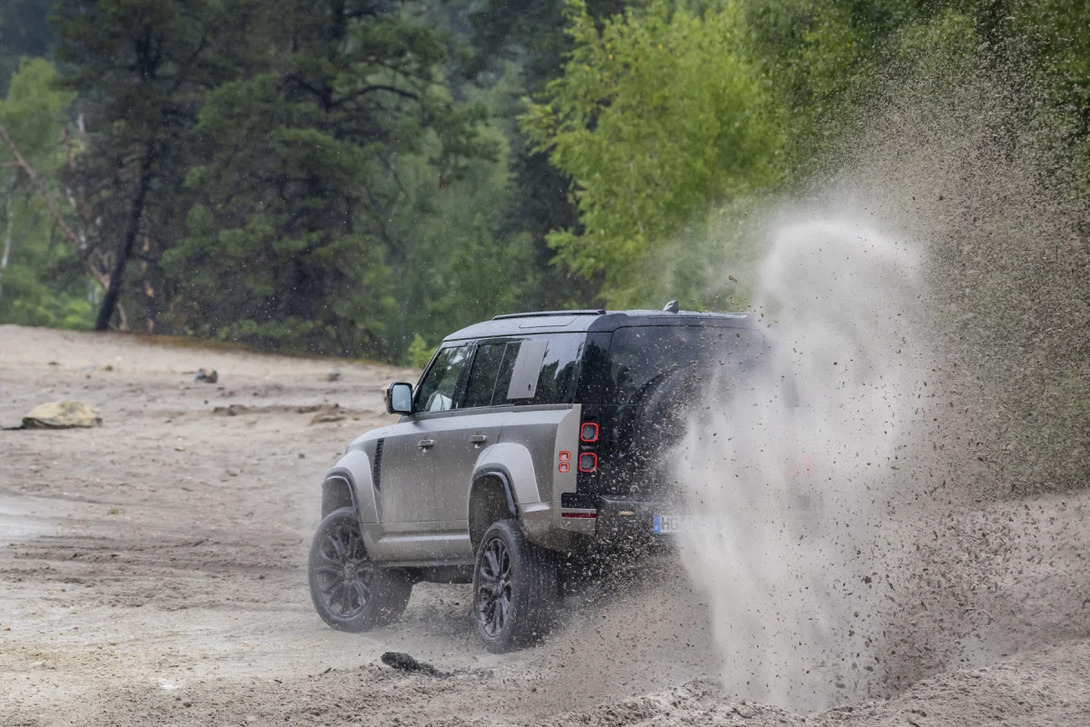 Land Rover prépare un Defender encore plus fou que la ténébreuse version OCTA (+images)