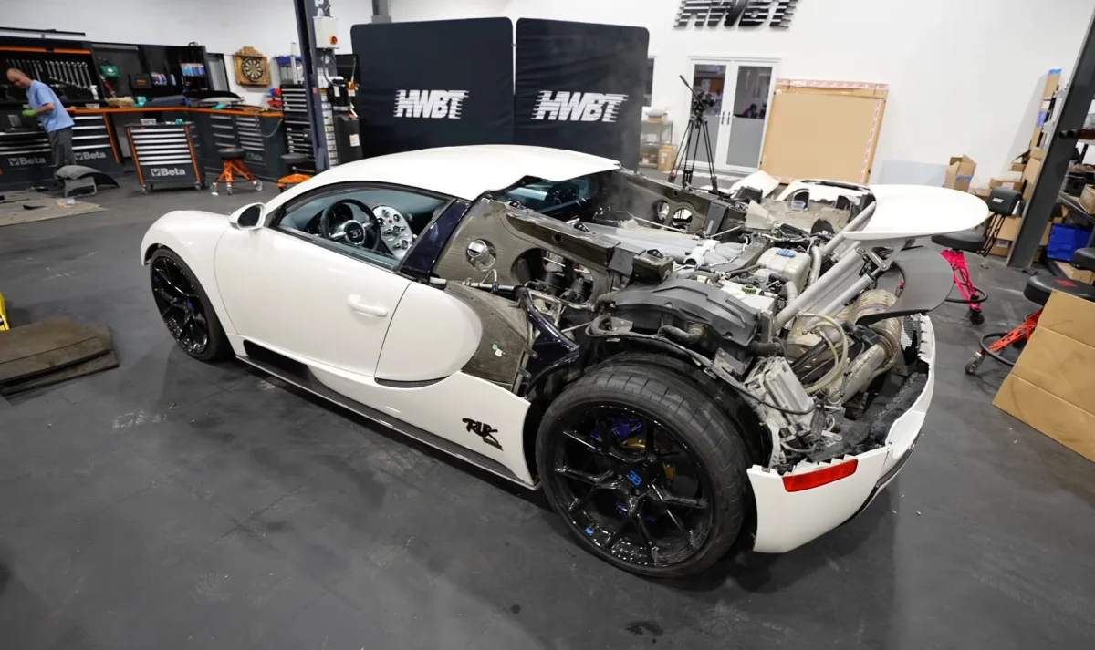 Bugatti Veyron : le youtubeur Arm Armstrong fait une réparation à moins de 3 €, démarre l'hypercar et se rend compte du cauchemar
