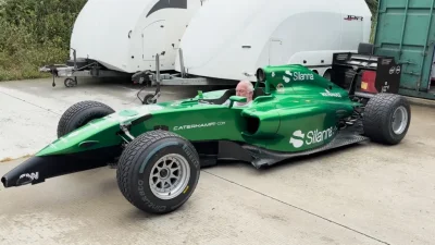 Il rachète une épave de Formule 1 pour une "bouchée de pain" et investit 200 000 euros pour la faire rouler