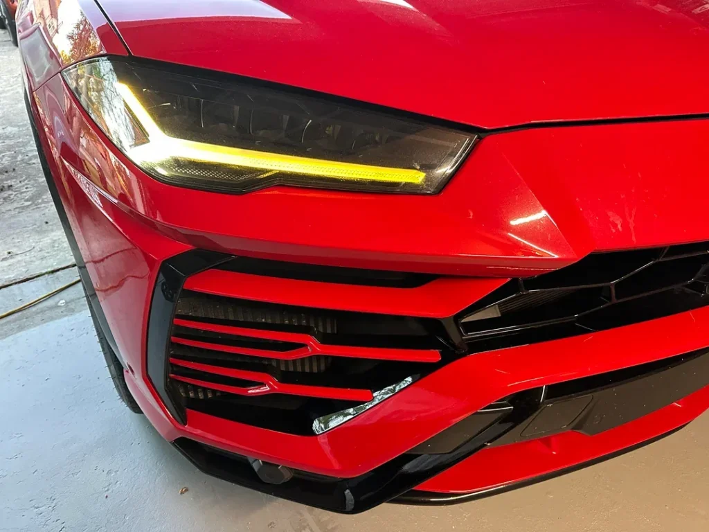 Lamborghini Urus : un conducteur apprend à ses dépens que remplacer un phare à 4 300 € peut obliger à changer le second