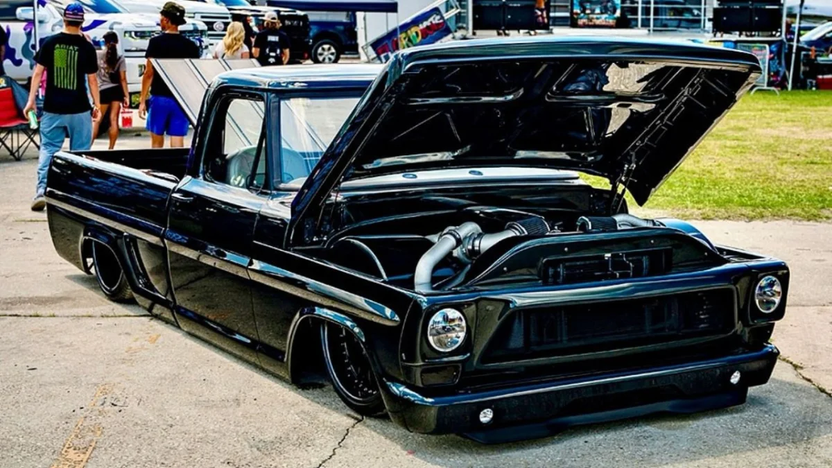 Ford F-100 1967 : ce pick-up vert jade posé au sol cache un Boss 302 biturbo