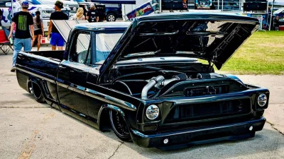 Ford F-100 1967 : ce pick-up vert jade posé au sol cache un Boss 302 biturbo