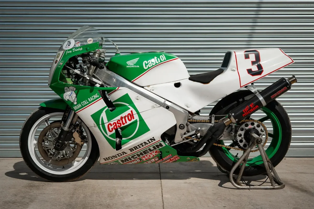 Cette Honda VFR750R RC30 pilotée par Joey Dunlop bientôt vendue aux enchères pourrait atteindre des sommets