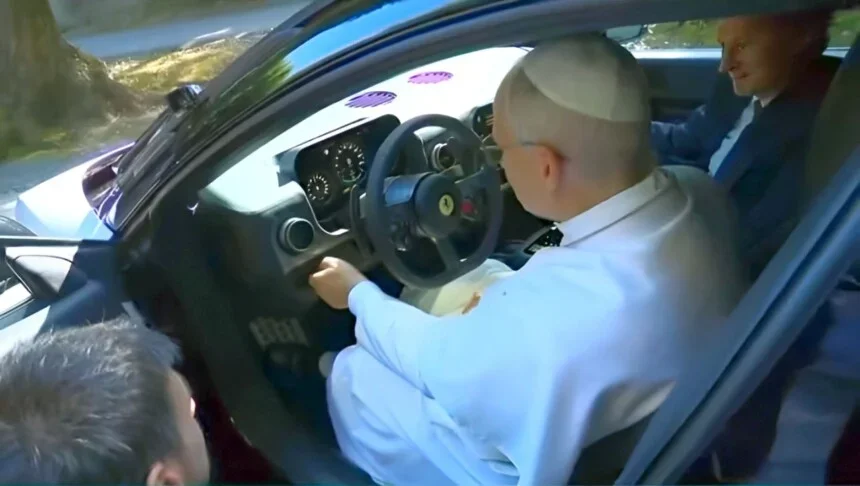 Ferrari Luce : le pape Léon XIV prend le volant de la première Ferrari électrique à Castel Gandolfo