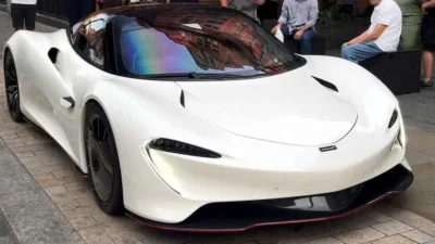 McLaren Speedtail : cette hypercar à plus de 2 millions d'euros fait sensation dans les rues de Londres