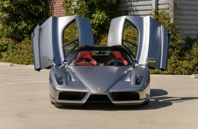 Même si elle n'est pas rouge, cette Ferrari Enzo s'est vendue plus de 10 millions de dollars