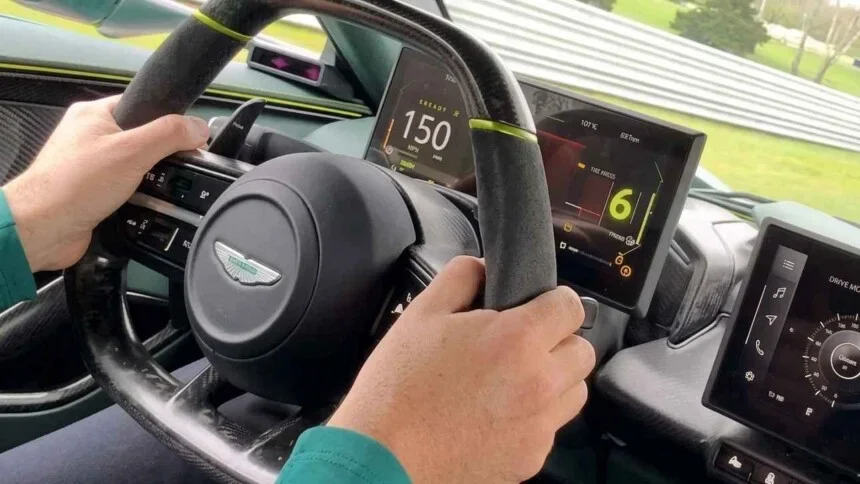 Aston Martin Valhalla : un pilote professionnel explique adorer son travail en plein drift à bord de l'hypercar