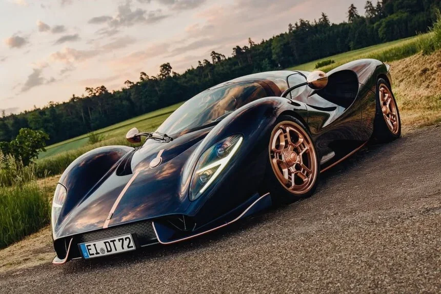 De Tomaso P72 : ce premier exemplaire client bleu nuit à 1,6 million d’euros cache un choix mécanique radical