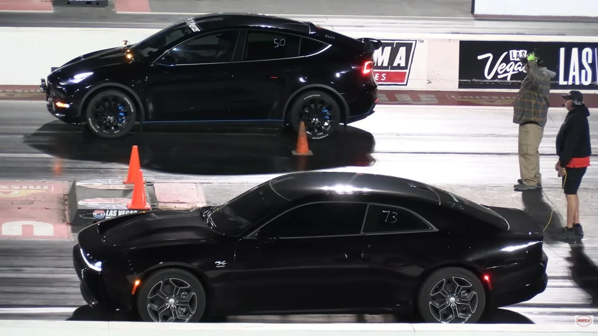 Dodge Charger Daytona vs Tesla Model Y : les fans de Mopar ne retiennent pas le chrono