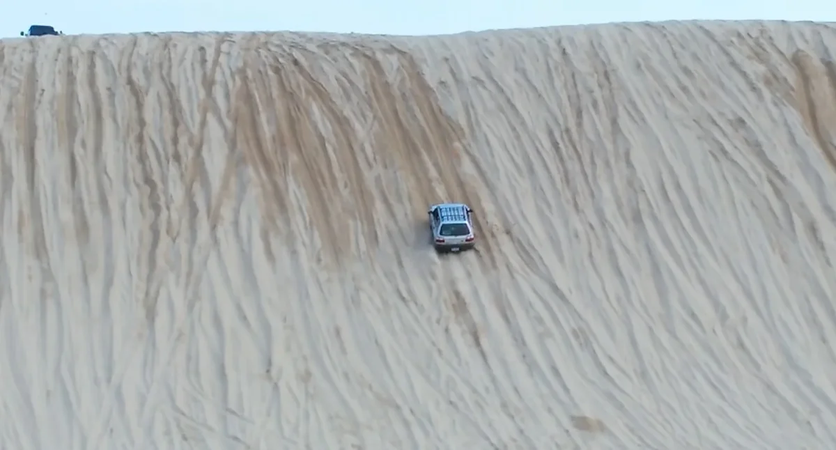 Ce Subaru Forester des années 1990 grimpe une dune de 58 m et ridiculise les pros du tout-terrain