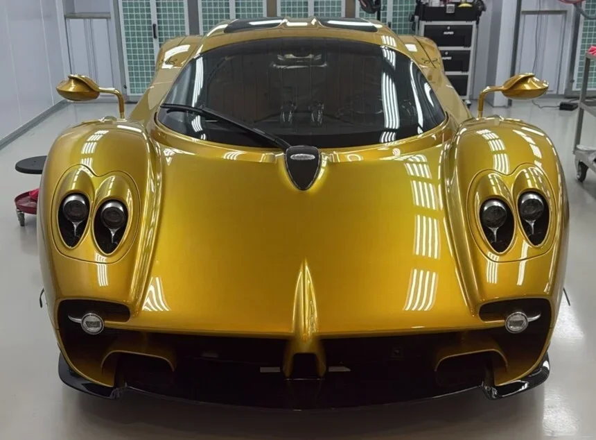 Cette Pagani Utopia cache des copeaux de lingots d'or et de la véritable roche lunaire dans sa peinture
