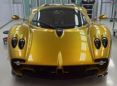 Cette Pagani Utopia cache des copeaux de lingots d'or et de la véritable roche lunaire dans sa peinture