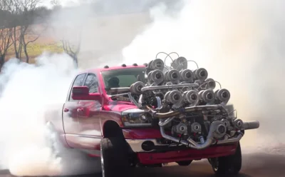 Ce youtubeur américain greffe 17 turbos sur son Dodge Ram pour atteindre 38 000 ch... et ça marche ! (mais pas longtemps)