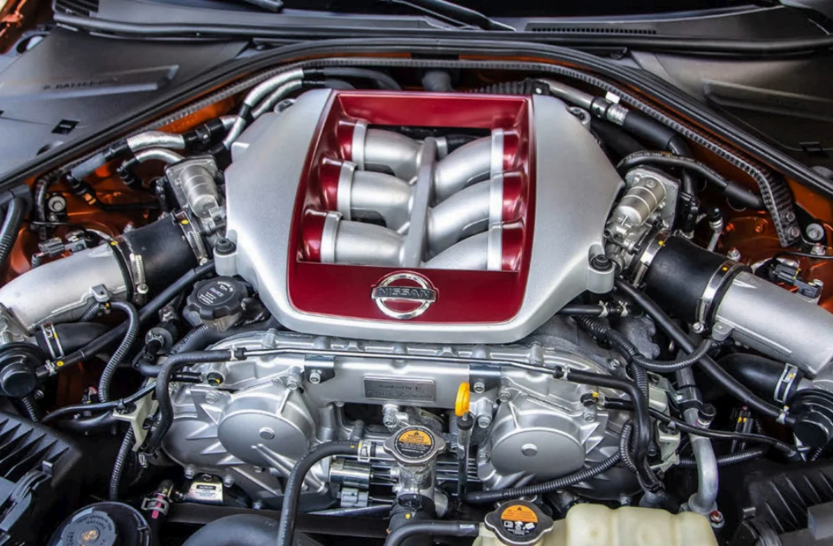 Nissan trop "passionnée par le V6" pour abandonner les moteurs thermiques !