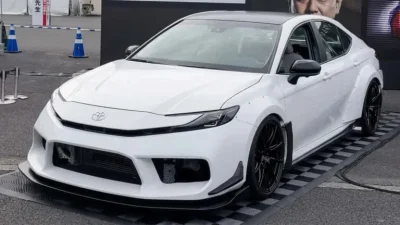 Sept cylindres, deux moteurs et 700 ch : la Camry la plus folle jamais créée par Toyota
