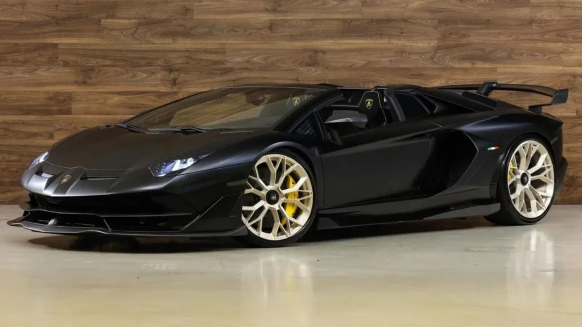 Affichée à près d’un million d’euros, cette Lamborghini Aventador SVJ Roadster au look de Batmobile intrigue les Pays-Bas depuis trois ans