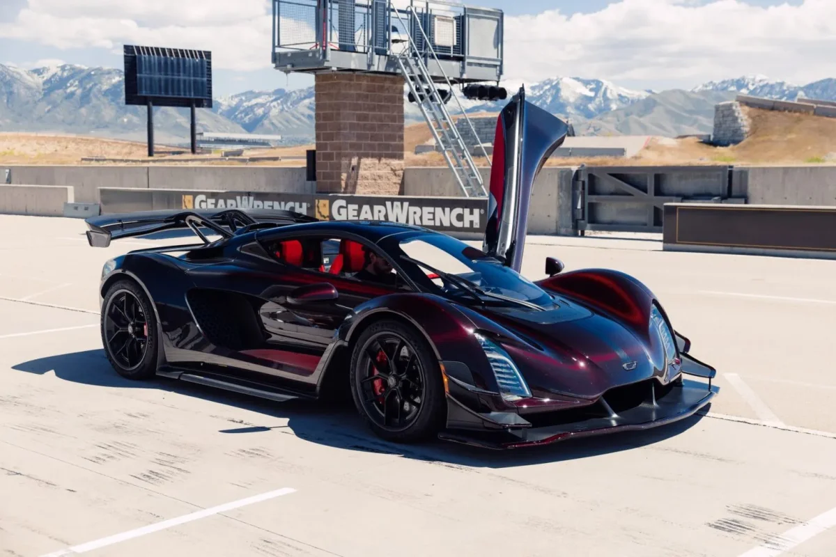 1 250 ch, un record à Laguna Seca et une carrosserie en carbone rouge dégradé : cette Czinger 21C défie Koenigsegg