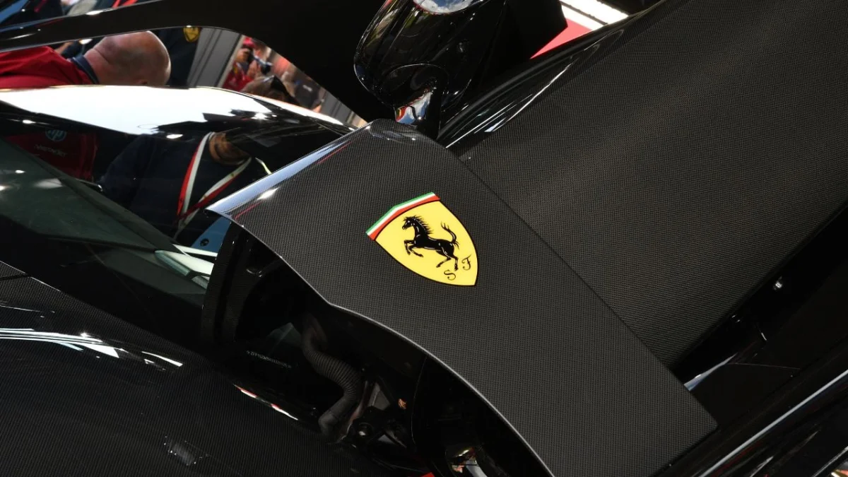 Cette Ferrari F80 violette et jaune à 3,6 millions d’euros vient d’apparaître à Prague et elle ne passe pas inaperçue
