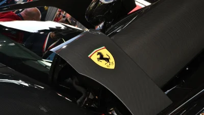 Cette Ferrari F80 violette et jaune à 3,6 millions d’euros vient d’apparaître à Prague et elle ne passe pas inaperçue