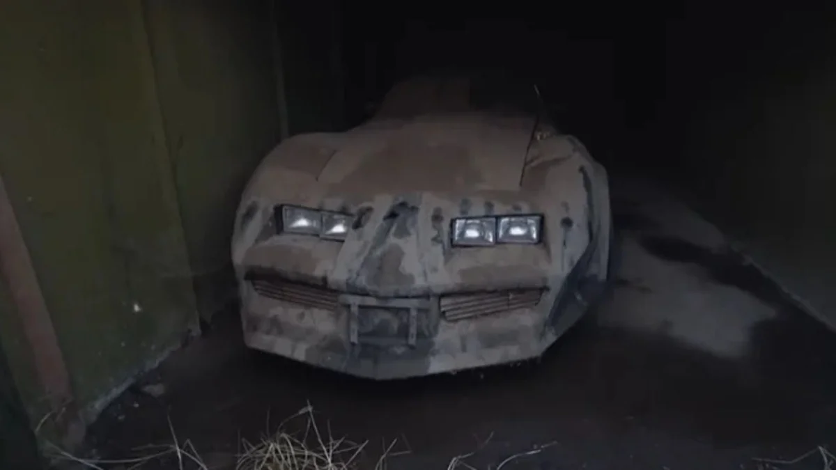 Il débourse 15 000 € pour un garage abandonné et découvre une Corvette C3 Stingray oubliée depuis près de 20 ans