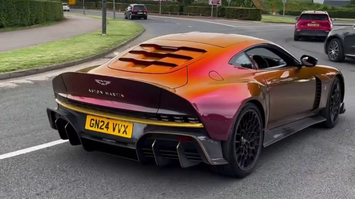 Aston Martin Valour : cette peinture à 125 000 € la fait passer pour une image de synthèse en vidéo