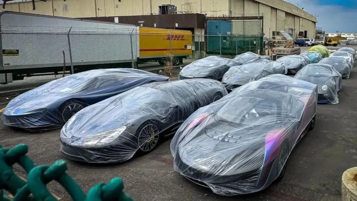 Qui a abandonné 13 hypercars estimées à plus de 40 millions d'euros à l'aéroport de Los Angeles ?
