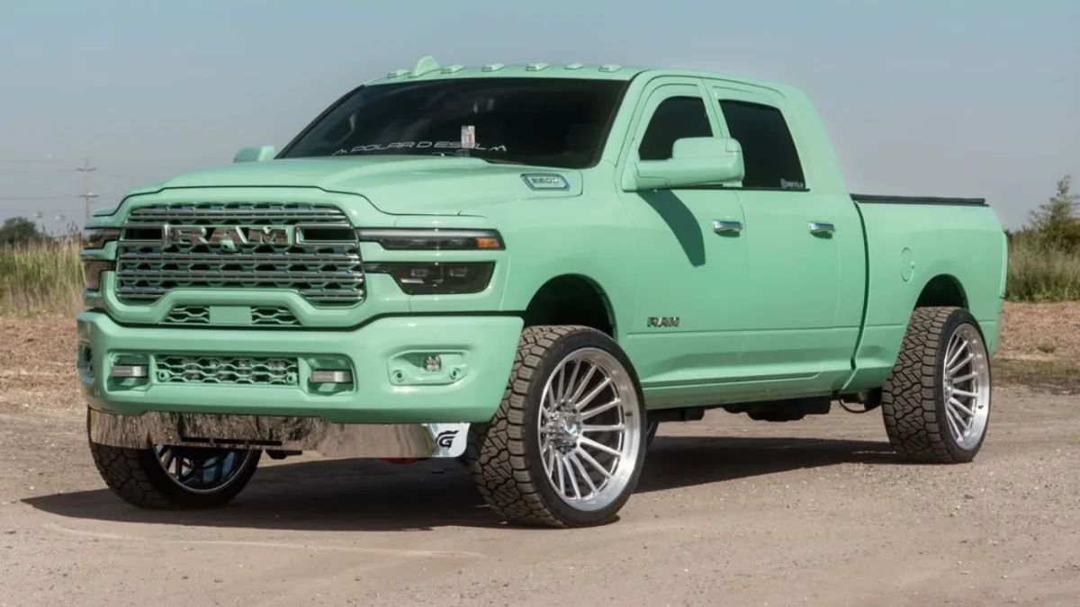 Ce Ram 2500 HD vert pistache monté sur des jantes Vossen de 24 pouces est aussi imposant qu'appétissant