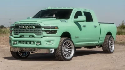 Ce Ram 2500 HD vert pistache monté sur des jantes Vossen de 24 pouces est aussi imposant qu'appétissant