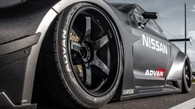 On dirait une voiture de course, pourtant cette Nissan GT-R R35 revue par Liberty Walk roule bien sur route ouverte