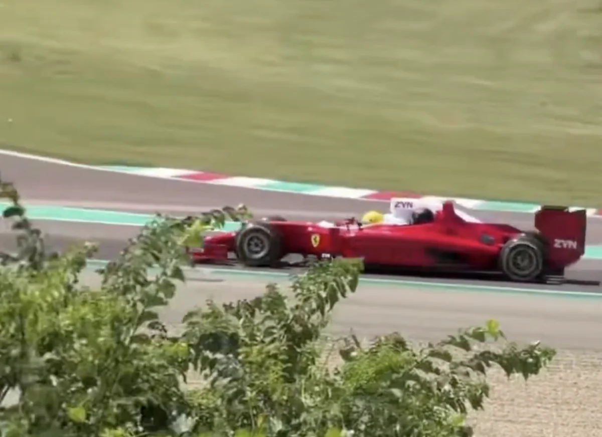 Quand Lewis Hamilton secoue les meilleurs clients Ferrari en véritable Formule 1 (+images)