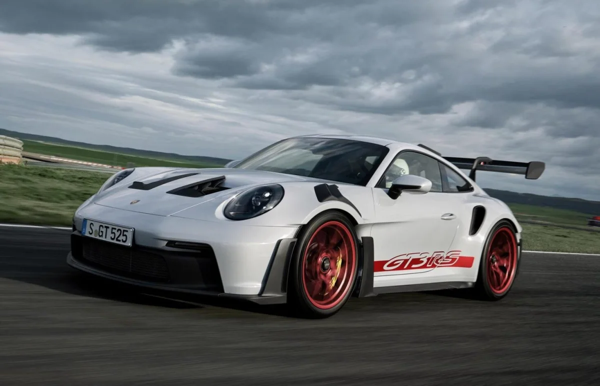 Porsche : ce brevet dévoile un étonnant moteur capable d’être thermique, hybride ou électrique