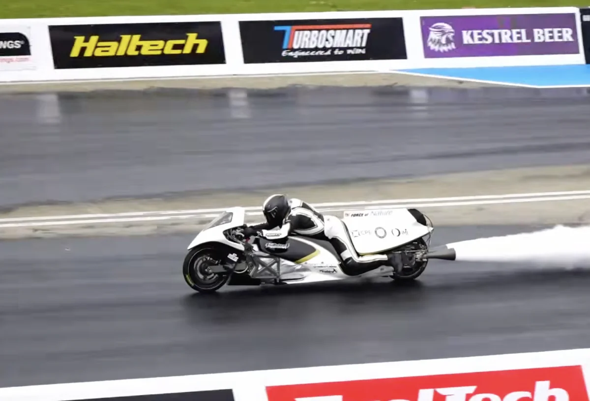 La moto la plus rapide du monde accélère de 0 à 100 km/h en seulement 0,4 secondes ! (+vidéo)