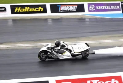 La moto la plus rapide du monde accélère de 0 à 100 km/h en seulement 0,4 secondes ! (+vidéo)