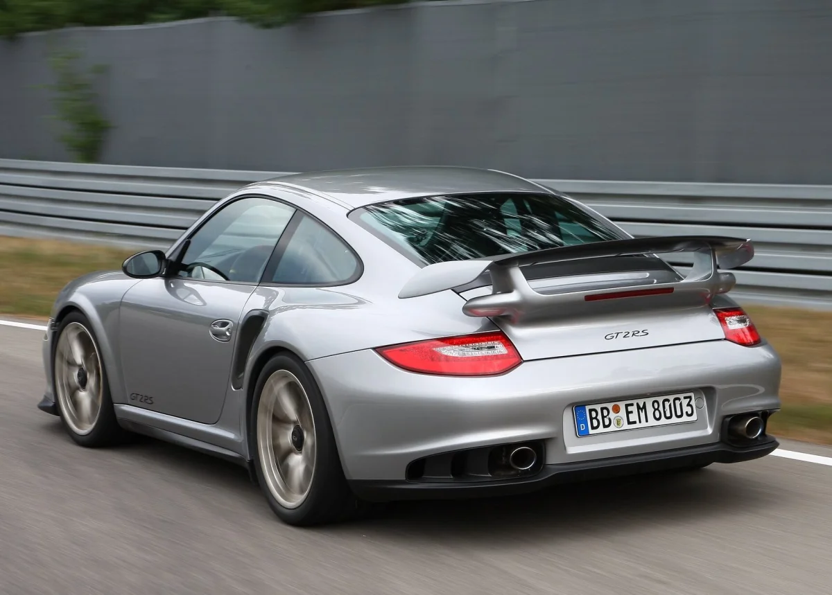 Porsche 911 GT2 RS (2010) : la dernière GT2 à proposer une boîte de vitesses manuelle