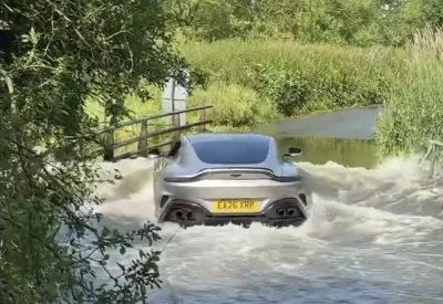 Il noie son Aston Martin Vantage en essayant de traverser une route inondée (+vidéo)