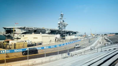 La NASCAR a construit un circuit au milieu des porte-avions : les coulisses d'un chantier hors norme