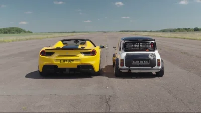 Une Mini des années 60 face à une Ferrari 488 de 760 ch : le scénario ne se déroule pas tout à fait comme prévu