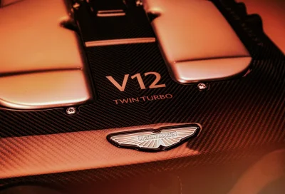 Aston Martin retarde les électriques pour construire davantage de V12 !