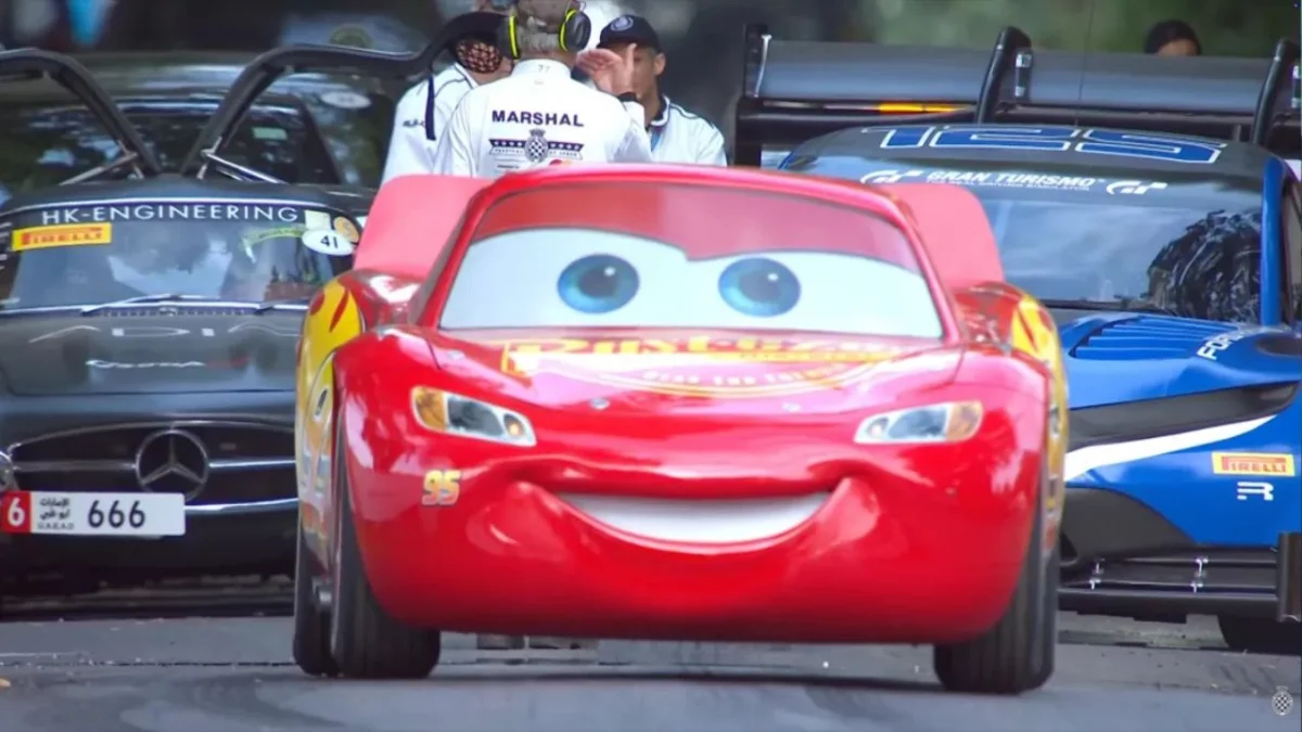 Flash McQueen débarque à Goodwood : le héros de Cars s’offre une montée devenue virale