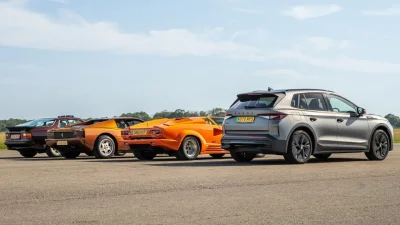 Trois supercars légendaires des années 80 déposées au départ arrêté par un SUV électrique : le Skoda Elroq vRS n'a fait aucun cadeau