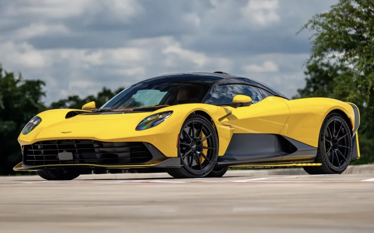 Qui veut acheter deux Aston Martin Valhalla avec exactement 315 km au compteur (+images)