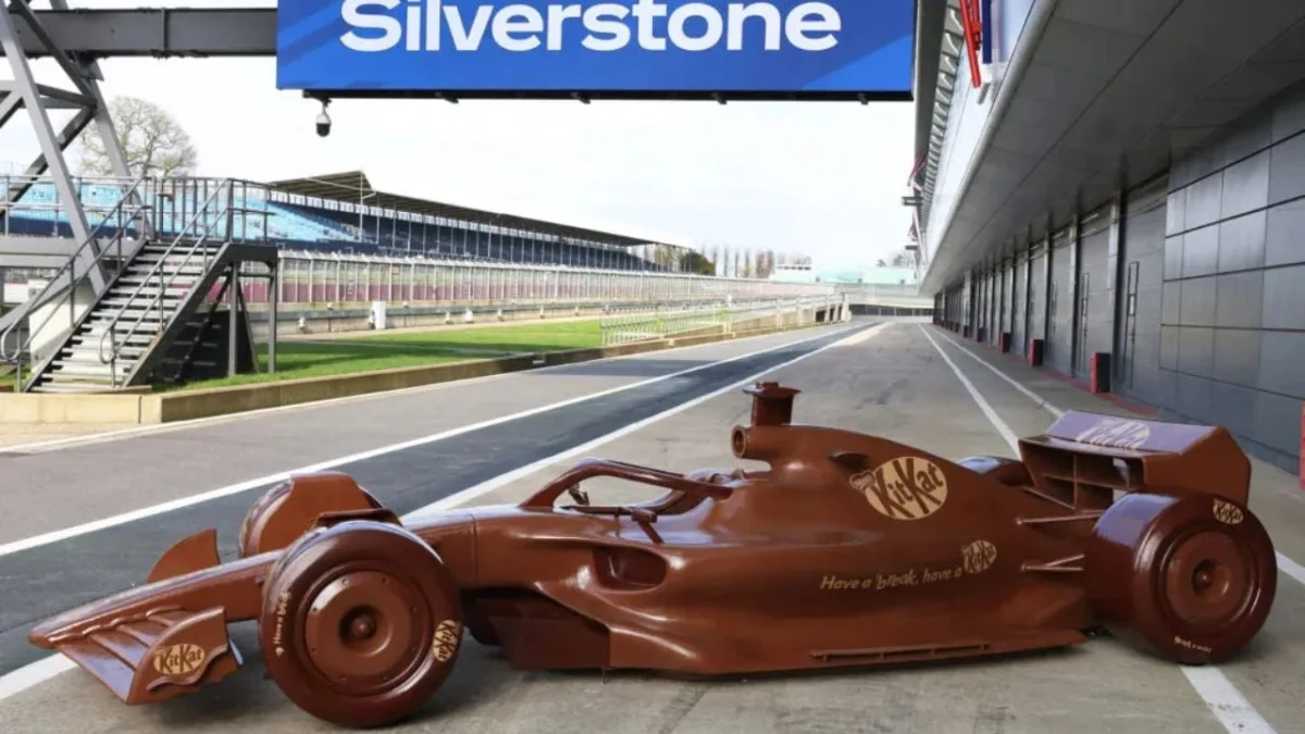 Cette Formule 1 de 350 kg est entièrement en KitKat… mais personne ne pourra y goûter