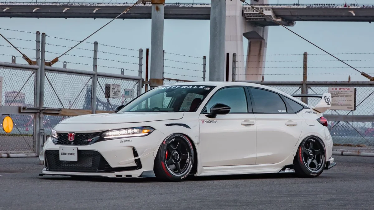 Honda Civic Type R : Liberty Walk la rend si radicale qu'on la croirait sortie d'un circuit