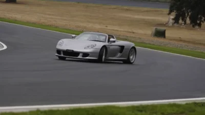 Porsche Carrera GT : déjà exigeante sur le sec, elle ne pardonne plus rien sous la pluie, comme le montre Chris Harris