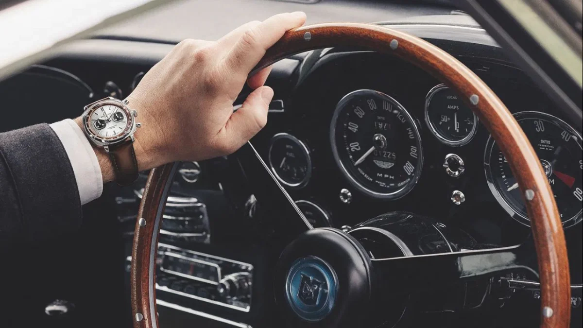 Bois, cuir et trois éditions limitées : Breitling réinterprète l'Aston Martin DB5 au poignet