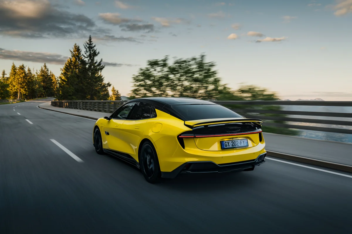 Lotus frappe un grand coup avec sa berline électrique de 900 chevaux