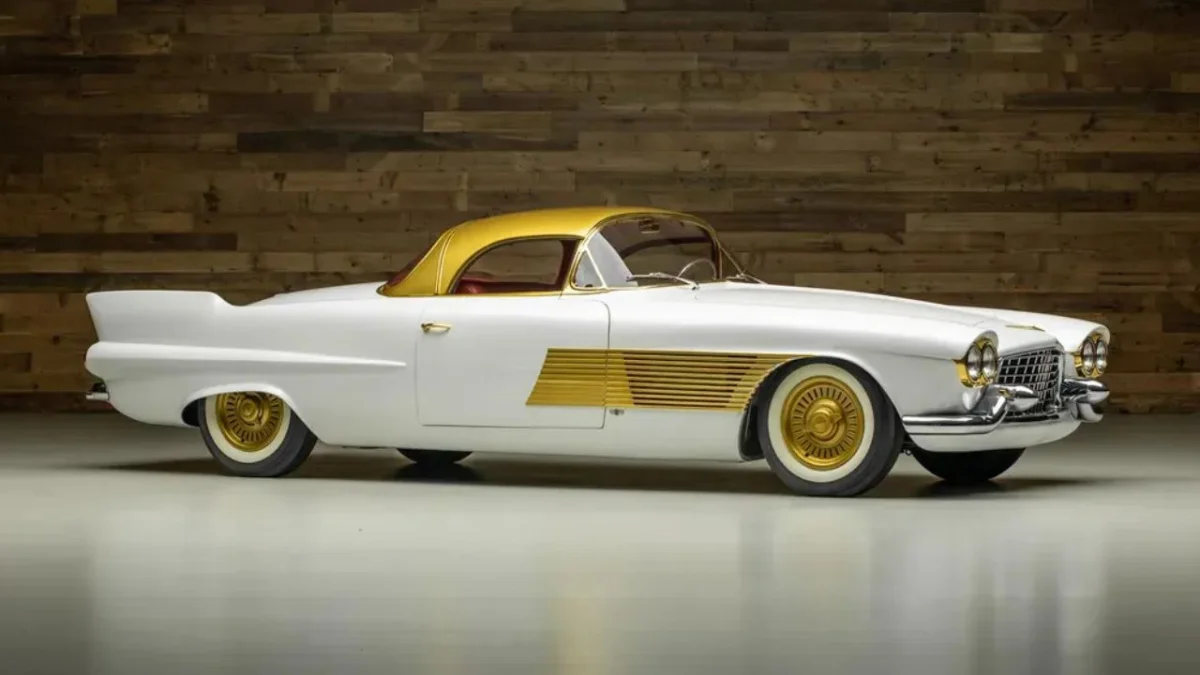 Cette Cadillac unique de 1953 recouverte d'or a coûté une fortune… 70 ans plus tard, elle réapparaît aux enchères
